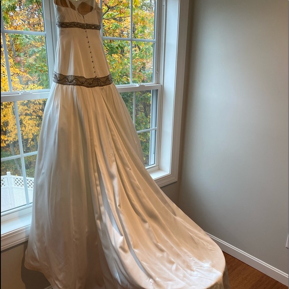 Wedding Dress. Strapless. Stunning. - Picture 2 of 6